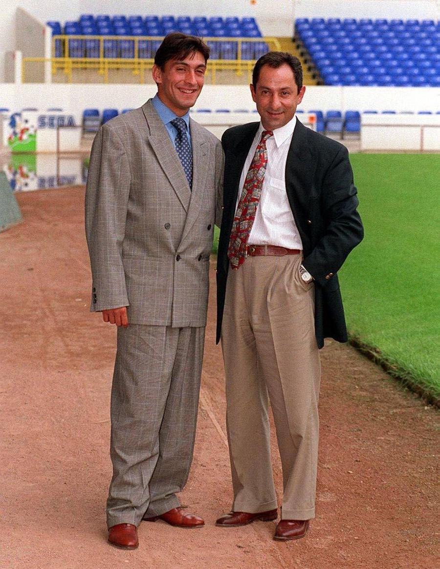 Ilie Dumitrescu în 1994, la transferul la Tottenham, alături de tehnicianul Ossie Ardiles. Foto: Imago Images Cornel Oțelea, în centrul unui scandal de proporții în 1994 » Fostul comandant al Stelei, acuzat că și-a însușit 1,8 milioane de dolari din transfer