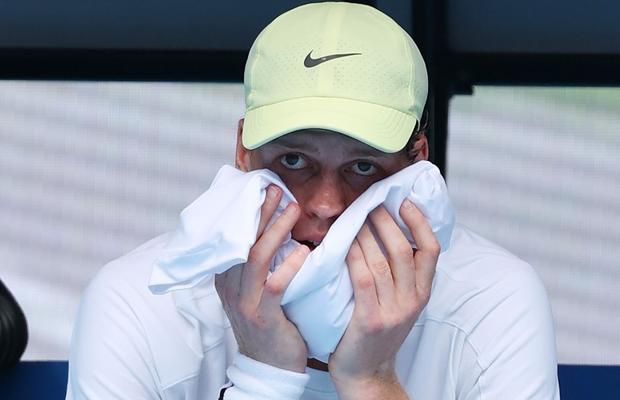 Antrenorul lui Roger Federer îl apără pe Jannik Sinner, dar îl aduce și pe Novak Djokovic în discuție