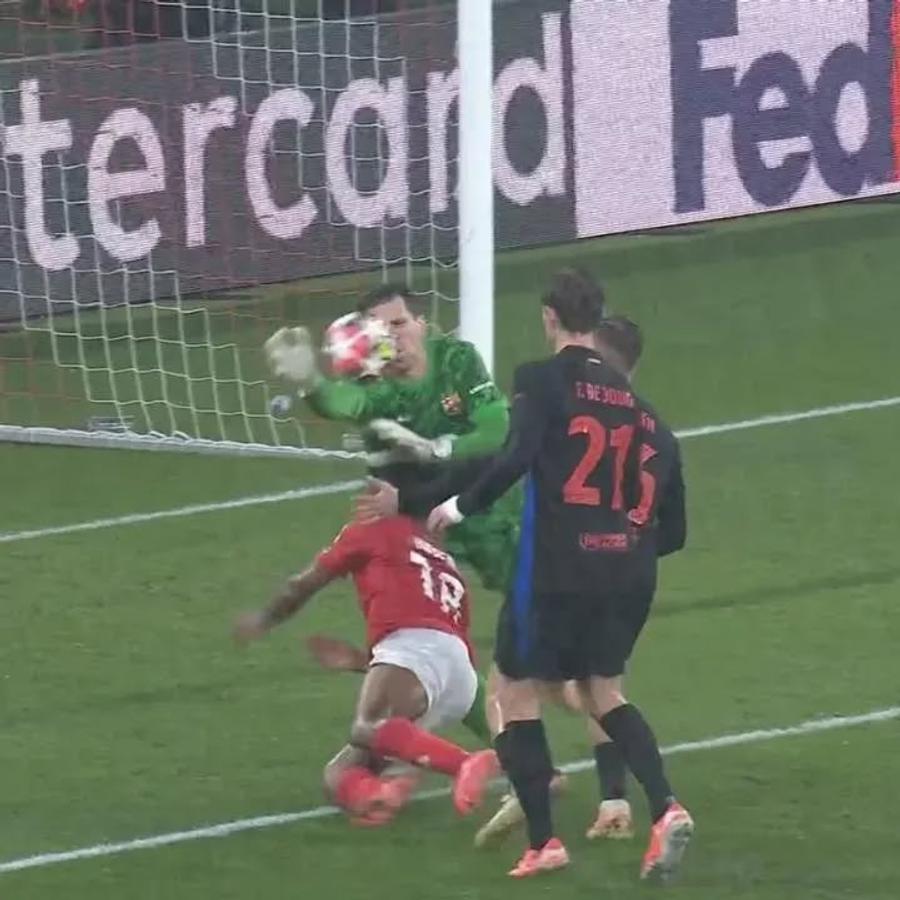 Faza din minutul 90+5 incrimată de cei de la Benfica: Leandro Barreiro cade împins din spate în timp ce proteja mingea în fața lui Szczesny „Furtul anului! Se vedea și de altă planetă” » Toată lumea acuză, după tragicomedia antologică din Benfica - Barcelona