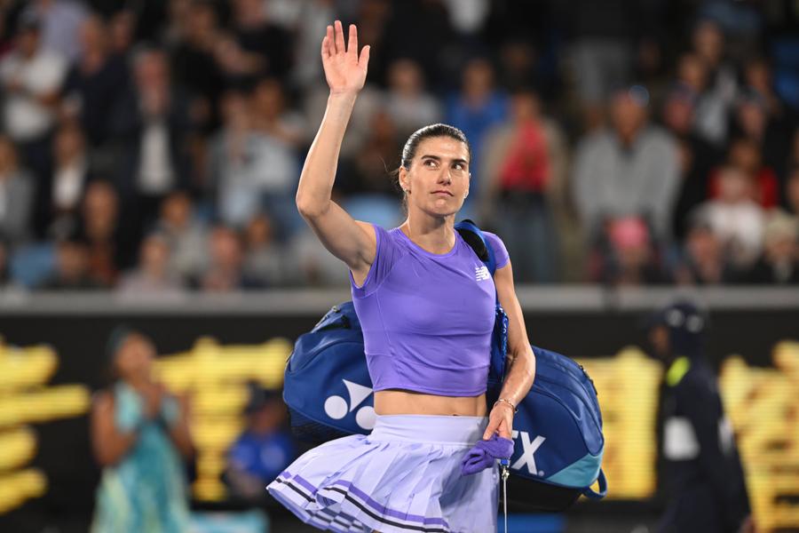 Sorana Cîrstea spunând adio FOTO Imago Images Sorana Cîrstea, reacție acidă la conferința de presă după eliminarea de la Australian Open: „E cel mai important lucru care s-a întâmplat azi?”