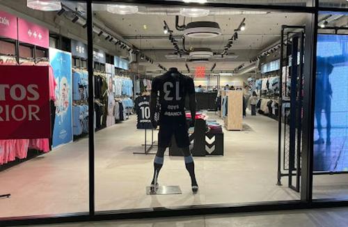 Tricourile cu Radu 13 răsturnate se vând ca pâinea caldă în magazinele oficiale ale lui Celta Vigo / Foto: Imago