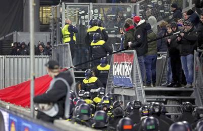 De ce meciul Utrecht - Genk a fost întârziat 50 de minute » Haos general pe stadion!