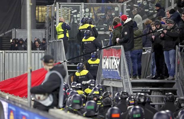 De ce meciul Utrecht - Genk a fost întârziat 50 de minute » Haos general pe stadion!