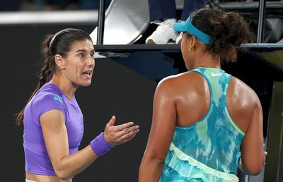 Direct de pe aeroport, Sorana Cîrstea a dezvăluit ce au pus-o australienii să facă la meciul cu Naomi Osaka: „Prima dată în viață”