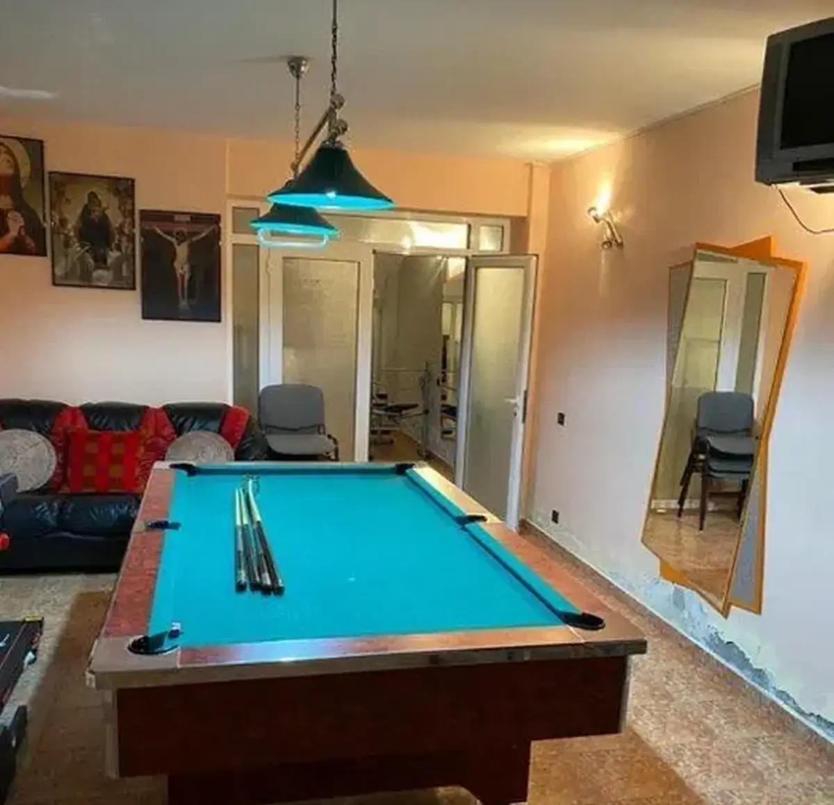 Titi Aur și-a scos la vânzare vila de 800.000 de euro: „5 dormitoare, piscină acoperită, saună, grădină” » În ce oraș din România se află
