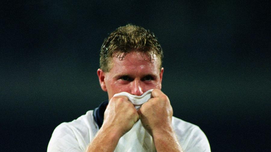 Paul Gascoigne la Campionatul Mondial din 1990 Paul Gascoigne a ajuns la a 38-a operație: „Mi-am rupt șase coaste! Îl puteam vedea pe tata în nori”
