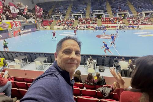 Dan Negru, la  meciul Rapid - Tertnes, scor 32-32, disputat pe 11 ianuarie 2026, în EHF European League la handbal feminin/ foto: Instagram @negru_dan