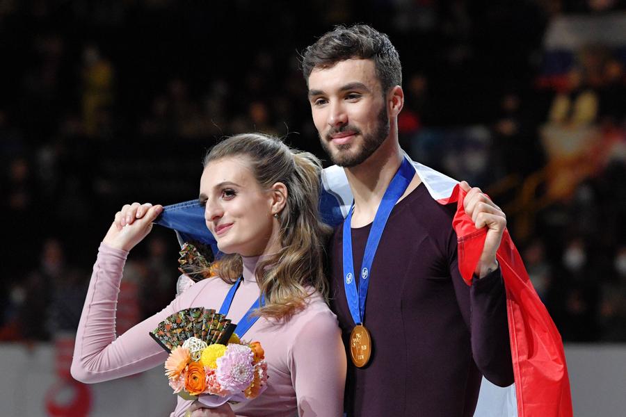Gabriella Papadakis și Guillaume Cizeron câștigă aurul la Campionatul Mondial de Dans pe Gheață din 2019, la puțin timp după ce a renunțat la sarcină / Imago Images Experiența traumatică a campioanei olimpice » A pierdut sarcina în timp ce primea medalia de aur