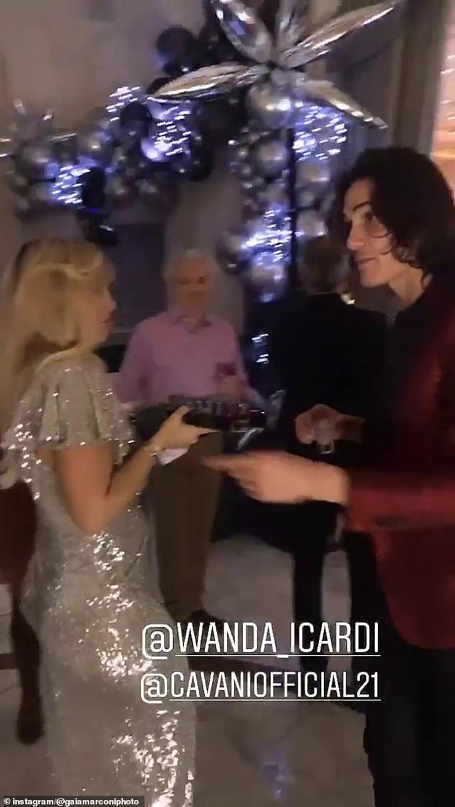 Cavani bând shoturi cu Wanda Icardi VIDEO Party topless la PSG! Icardi, Cavani și Di Maria au făcut show pe mese » Cavani a băut shoturi cu Wanda Icardi