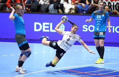 KRIM - SCM. RM. VÂLCEA 28-28 // VIDEO Virusul nu le-a putut răpune! Campioana României, egalată în ultimele 10 secunde, dar are șanse mari de calificare