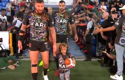 VIDEO Copilul de 9 ani hărțuit de colegi, care îi spunea mamei sale că vrea să se sinucidă, a condus pe teren o echipă de rugby