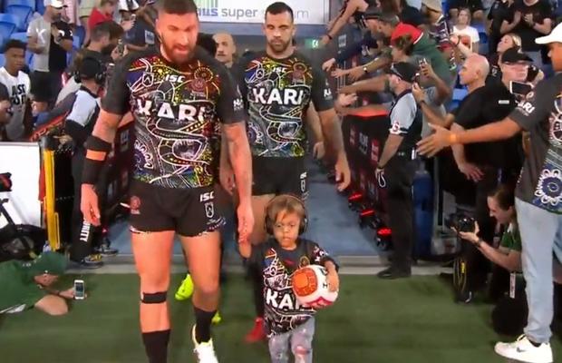 VIDEO Copilul de 9 ani hărțuit de colegi, care îi spunea mamei sale că vrea să se sinucidă, a condus pe teren o echipă de rugby