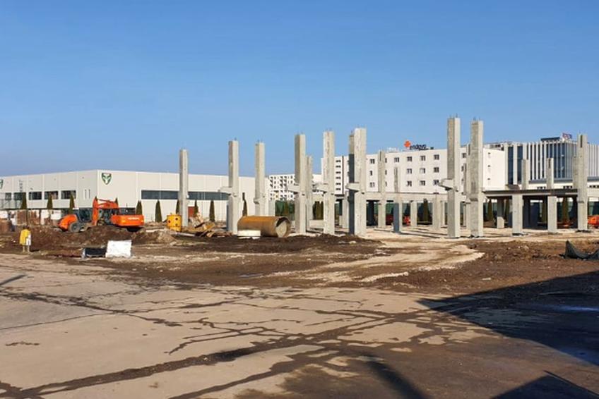 Pe locul vechiului stadion „Tractorul” a început să se ridice scheletul viitorului magazin „Kaufland”