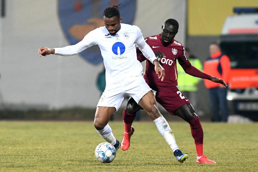 Christian Irobiso (în alb) / Sursă foto: Imago Images Încă un transfer, chiar înaintea derby-ului cu Rapid: semnează cu Dinamo, după ce va deveni liber de contract