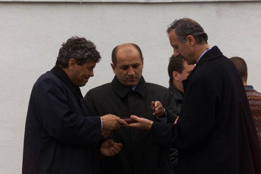 Mircea Lucescu, George Copos și Paul Cazan, finele anilor 90 Cum a ieșit Gică Hagi golgheter cu un blat. Dezvăluirile senzaţionale ale căpitanul Sportului: „Trebuia să fie două goluri diferență și Hagi să înscrie. El s-a încăpățânat și a dat 6. Noi a trebuit să luăm 5 goluri”