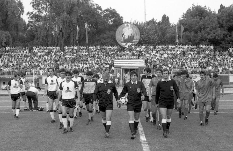 Hagi, căpitan de echipă pentru Sportul. În spatele lui se vede Paul Cazan Cum a ieșit Gică Hagi golgheter cu un blat. Dezvăluirile senzaţionale ale căpitanul Sportului: „Trebuia să fie două goluri diferență și Hagi să înscrie. El s-a încăpățânat și a dat 6. Noi a trebuit să luăm 5 goluri”