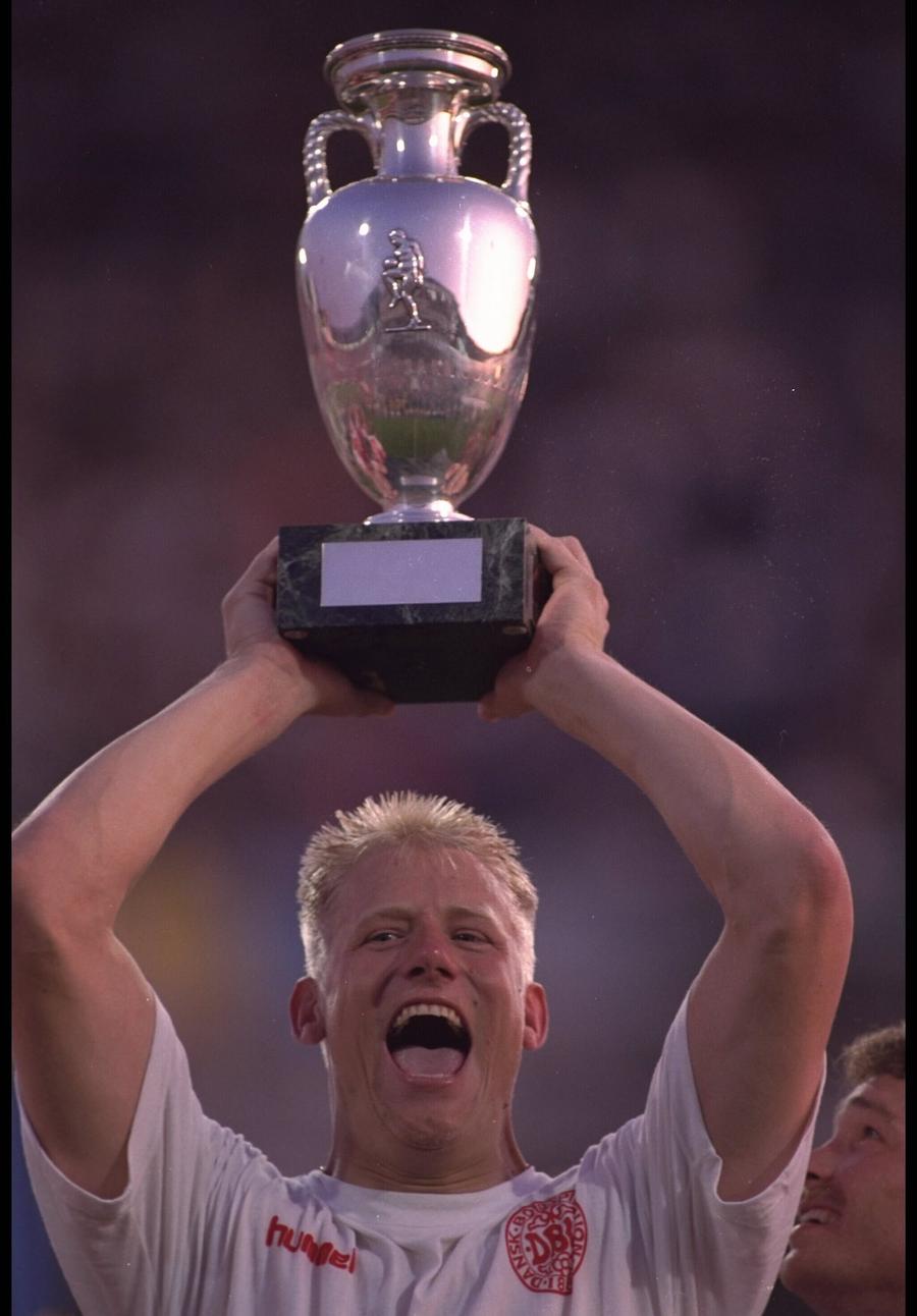 1992, Peter Schmeichel câștigă Euro împreună cu naționala Danemarcei, la 5 ani după ce a devastat vestiarul din Regie. Sursă: GettyImages Cum a ieșit Gică Hagi golgheter cu un blat. Dezvăluirile senzaţionale ale căpitanul Sportului: „Trebuia să fie două goluri diferență și Hagi să înscrie. El s-a încăpățânat și a dat 6. Noi a trebuit să luăm 5 goluri”