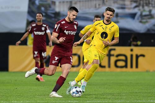Vlad Morar (dreapta, în duel cu Burcă) se va lupta pentru a fi titular la Dinamo cu Mirko Ivanovski, dar poate juca și alături de macedonean în ofensivă // FOTO: Imago