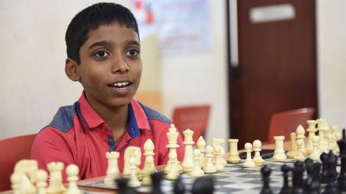Magnus Carlsen (31 ani), campionul mondial la șah, considerat cel mai bun jucător din toate timpurile, a fost învins marți de Rameshbabu Praggnanandhaa, un șahist indian în vârstă de doar 16 ani.