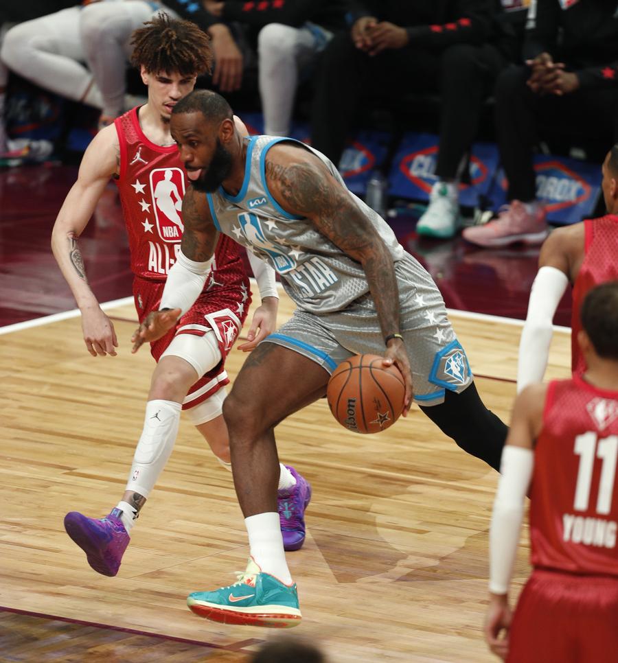 Lebron James bucurându-se de baschet Diamante din altă lume » Spectacol total în NBA All-Star Game! Lebron James și Steph Curry, printre vedetele care au participat