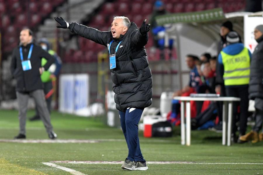 Dan Petrescu a rămas același antrenor atent la detalii și prea puțin dispus ca echipa lui să producă spectacol (foto: Imago) Actorul Dan Petrescu