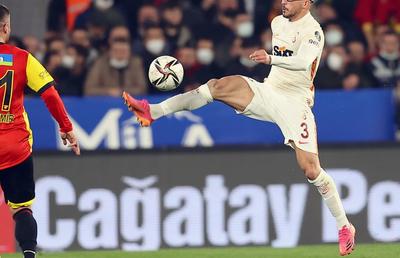 Colegul românilor de la Galatasaray s-a întors pe teren după 11 operații și 423 de zile
