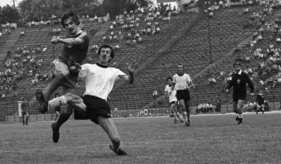 Cazan încearcă să-l blocheze pe stelistul Adrian Ionescu în finala Cupei României din 1978, Steaua - Sportul 3-0 Cum a ieșit Gică Hagi golgheter cu un blat. Dezvăluirile senzaţionale ale căpitanul Sportului: „Trebuia să fie două goluri diferență și Hagi să înscrie. El s-a încăpățânat și a dat 6. Noi a trebuit să luăm 5 goluri”