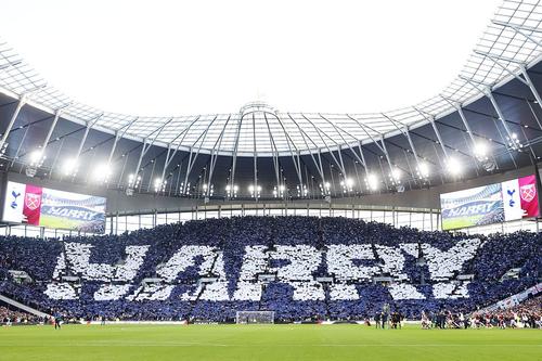 O peluză pentru King Kane. Foto: Twitter @SpursOfficial