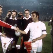 Franz Beckenbauer (FC Bayern München) și Amaro Amancio (Real Madrid), 1976. Foto: Imago Images