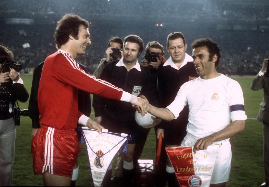 Franz Beckenbauer (FC Bayern München) și Amaro Amancio (Real Madrid), 1976. Foto: Imago Images Ultimele vești despre Franz Beckenbauer sunt rele » E în stare gravă: „I-au fost afectate judecata și memoria, nu mai vede cu ochiul drept