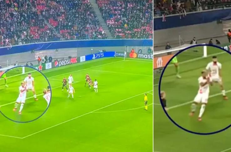 Benjamin Henrich joacă balonul cu mâna / Captură SportBible