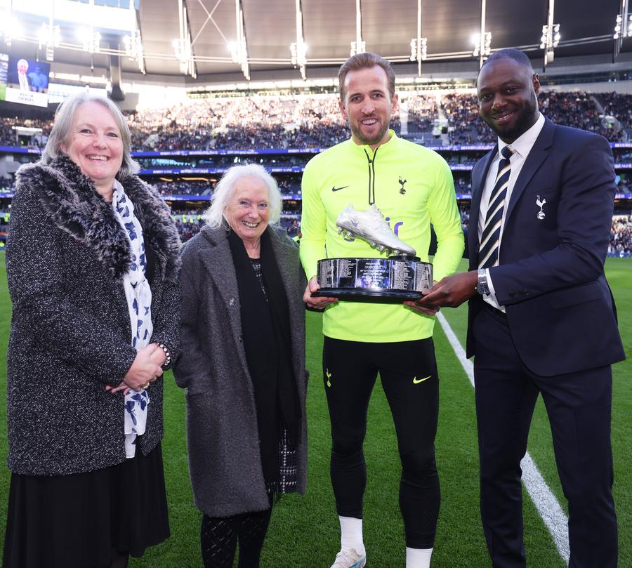 Harry Kane, alături de Irene, soției lui Jimmy Greaves (centru), și a legendei lui Spurs, Ledley King (dreapta). Foto: Twitter @SpursOfficial O peluză pentru King Kane! Scenografia impresionată realizată de fanii lui Tottenham