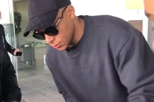 Kylian Mbappe (25 de ani) a apărut pe aeroportul din Barcelona, într-un moment în care nu se aștepta nimeni. El e la un pas de Real Madrid.