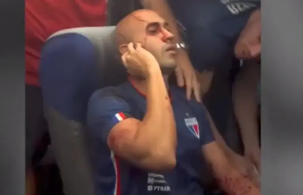 Atenție, imagini dure! » Clipe de groază, autocarul echipei atacat în trafic, 6 fotbaliști răniți! „Veți aștepta să moară cineva?”