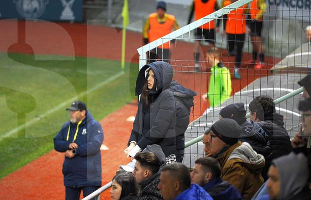 „Perla Banatului”, sub acoperire la Chiajna. A îndurat frigul pentru a-și urmări la treabă iubitul fotbalist, care a răsplătit-o la final