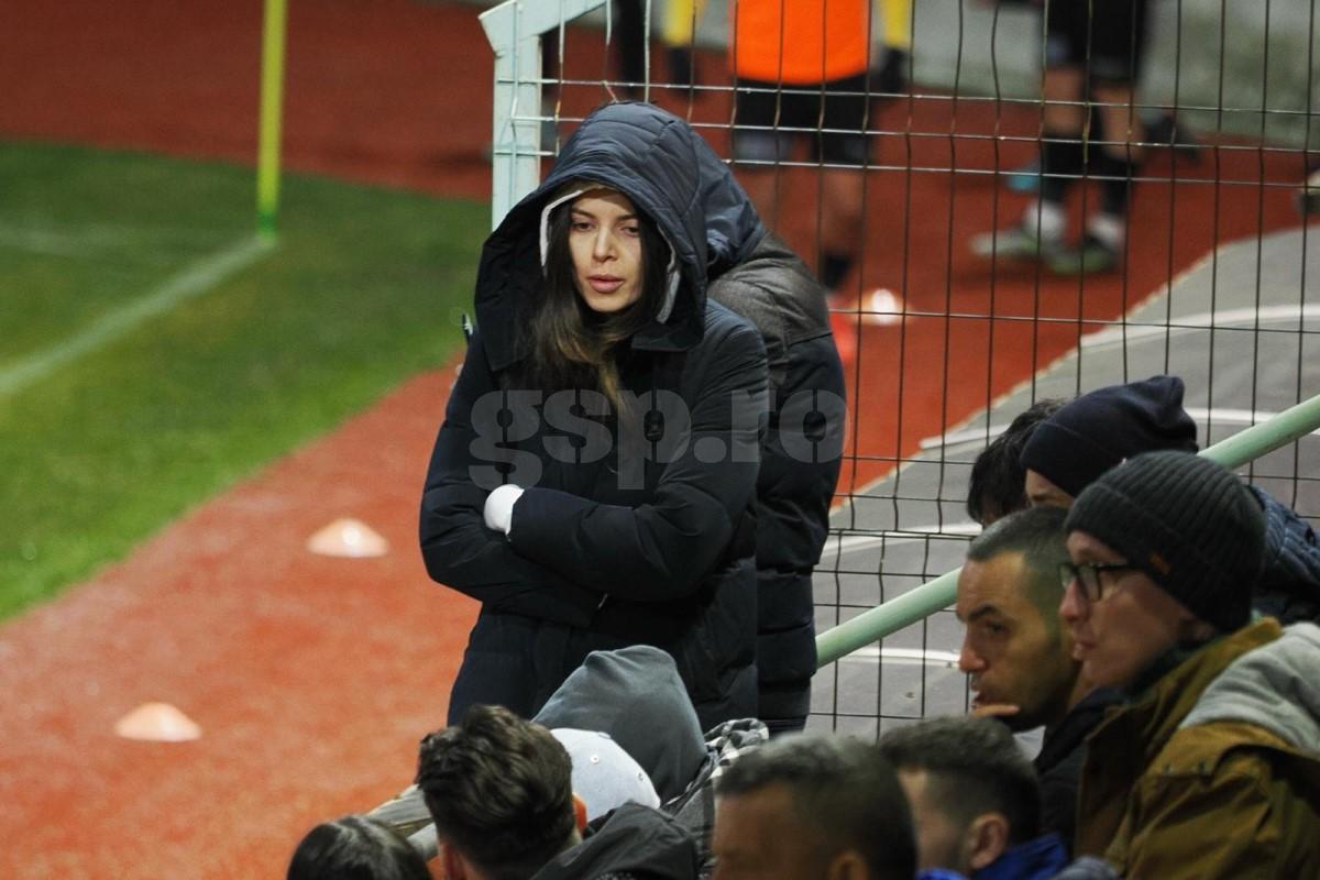 „Perla Banatului”, sub acoperire la Chiajna. A îndurat frigul pentru a-și urmări la treabă iubitul fotbalist, care a răsplătit-o la final