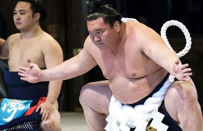 Cel mai mare campion de sumo poate fi primi „cea mai gravă” sancțiune din lumea sportului japonez