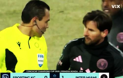 Camerele de luat vederi au surprins momentul în care arbitrul mexican îi cere tricoul lui Lionel Messi / Foto: X @TUDNMEX