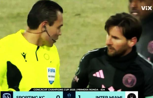 Arbitru suspendat, după ce nu s-a putut abține în fața lui Messi și a făcut un gest interzis