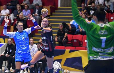 CSM București - Gloria Bistrița 32-23 » „Tigroaicele” nu le-au dat nicio șansă jucătoarelor lui Marius Novanc