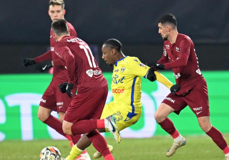 CFR Cluj - Petrolul / Sursă foto: sportpictures.eu CFR Cluj - Petrolul 2-0. Rugă pentru părinți » Trei puncte esențiale în lupta pentru titlu, victorie cu gândul la Dan Petrescu!