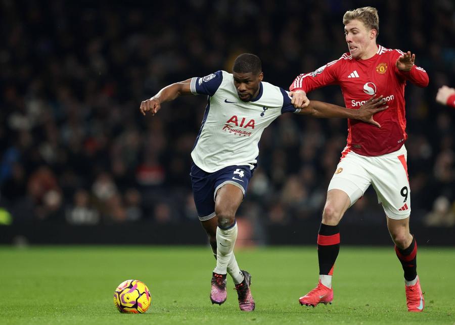Kevin Danso, în duel cu Rasmus Hojlund, într-un meci cu Manchester United câștigat duminica trecută de Tottemham (1-0) / Foto: Imago Surpriza neplăcută pregătită de Tottenham lui Radu Drăgușin, după ce se va recupera