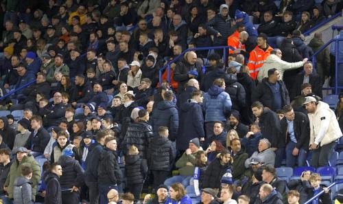 La 0-3, suporterii lui Leicester s-au îmbulzit spre ieșirile stadionului / Foto: Imago