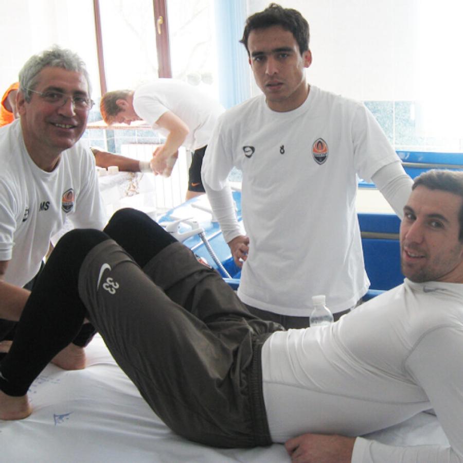 Victor Hexan îi face un masaj ca la carte lui Darijo Srna, legenda lui Șahtior După 20 de ani la naționala de fotbal a României, a venit la X Factor și a emoționat întreg juriul: „Pentru Adelina” » Moment înduioșător cu Cristi Chivu: „Mi-ai salvat viața”