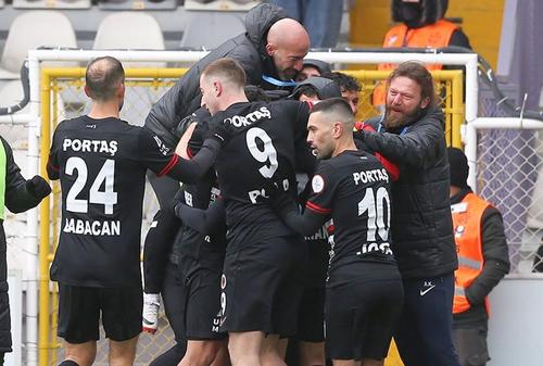 Daniel Popa (centru) a marcat o „dublă” pentru Genclerbirligi, foto: X