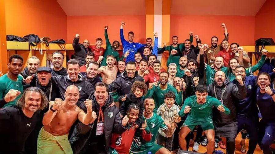 George Pușcaș a sărbătorit în vestiar împreună cu colegii de la Bodrumspor victoria de vineri seară / Foto: X Turcii îl laudă pe George Pușcaș: „A dat viață echipei! Românul a devenit arhitectul renașterii lui Bodrum”