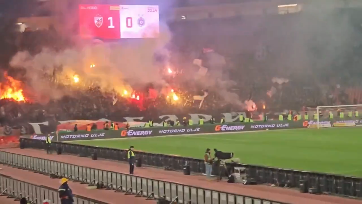 Au făcut scandal și au pierdut! Rivalii au incendiat arena la derby