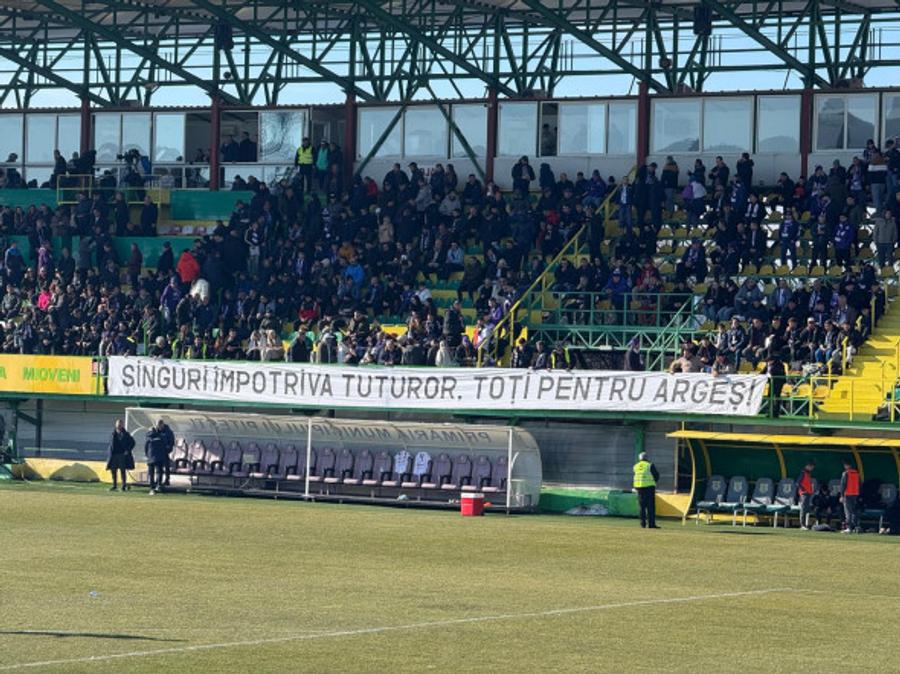 Fanii lui FC Argeș și-au manifestat nemulțumirea prin intermediul unor bannere la partida cu Farul Constanța // FOTO: Digi Sport N-au ratat ocazia! Bannerele afișate de fanii lui FC Argeș în semn de protest, la primul meci după gafa lui Petrescu