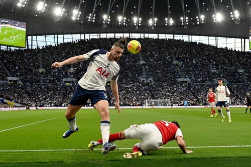 Radu Drăgușin în acțiune în Tottenham - Arsenal 1-4 / Foto: Guliver/Gettyimages