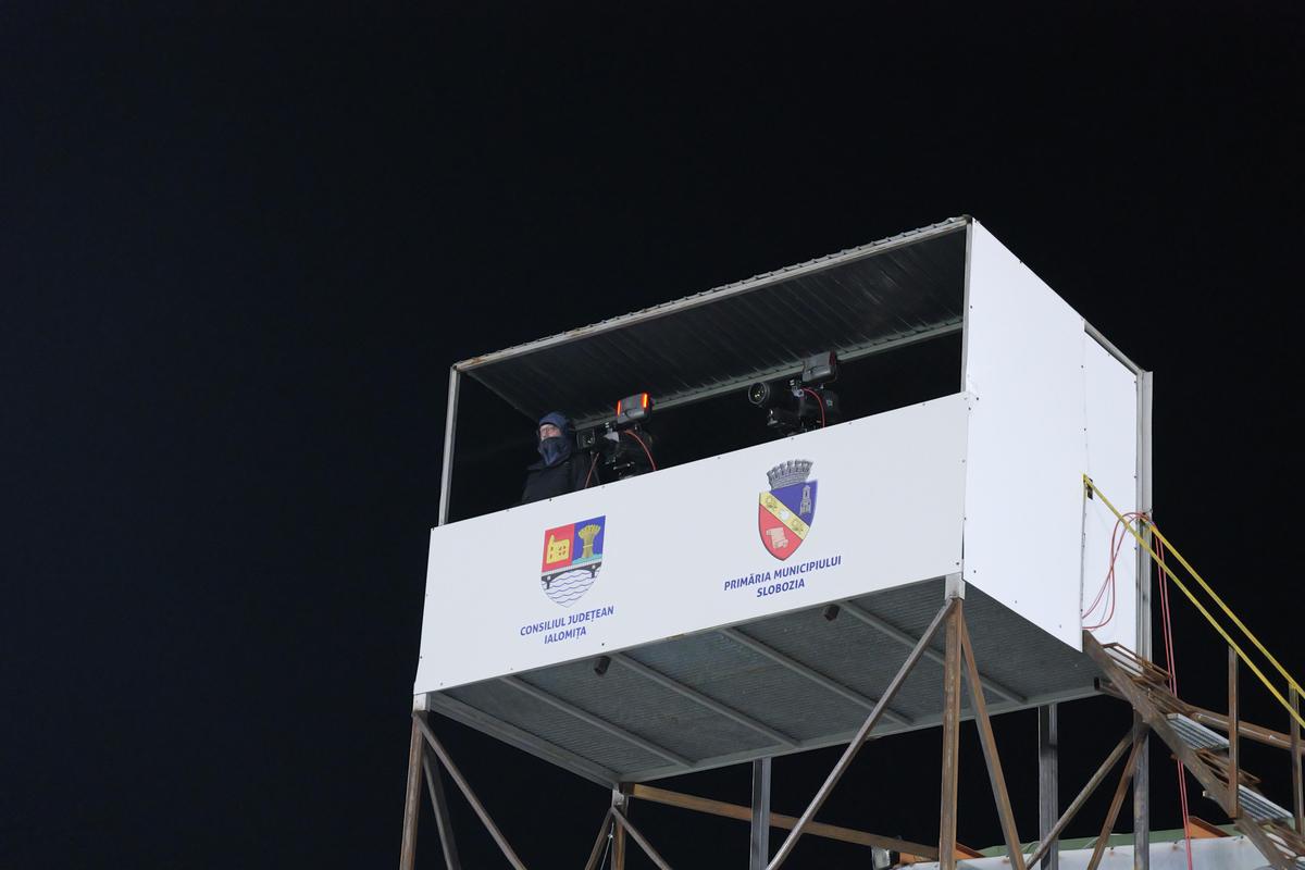Imagini de la stadionul din Slobozia cu cabinele pentru operatorii TV // foto: Andrei Furnigă (GSP.ro)